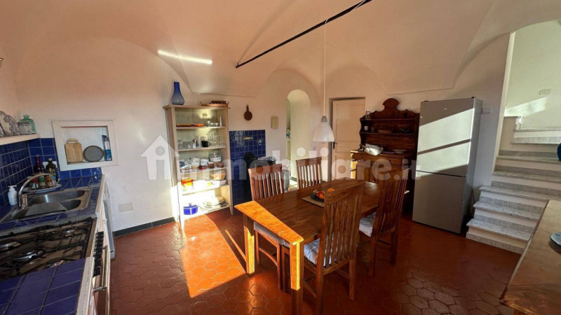 Imperia - Costiolo: A pochi km da Prelà dove troviamo i servizi principali, in vendita antica cas...