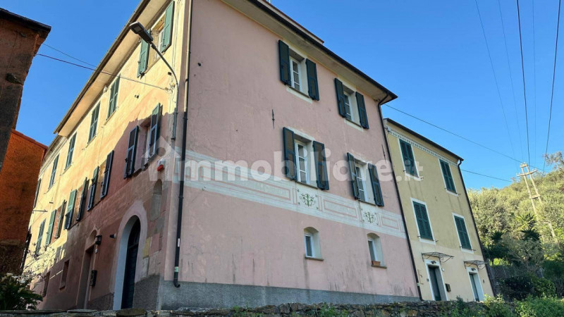 Imperia - Costiolo: A pochi km da Prelà dove troviamo i servizi principali, in vendita antica cas...