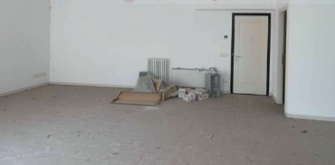 CHIAMPO (VI) PIAZZALE MARIANO RUMOR - Piena proprietà di negozio al piano terra, sul lato est del...