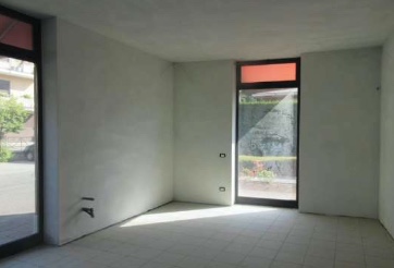 CHIAMPO (VI) PIAZZALE MARIANO RUMOR 20 - Piena proprietà di negozio al piano terra, in posizione ...