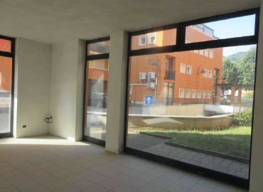 CHIAMPO (VI) PIAZZALE MARIANO RUMOR 20 - Piena proprietà di negozio al piano terra, in posizione ...