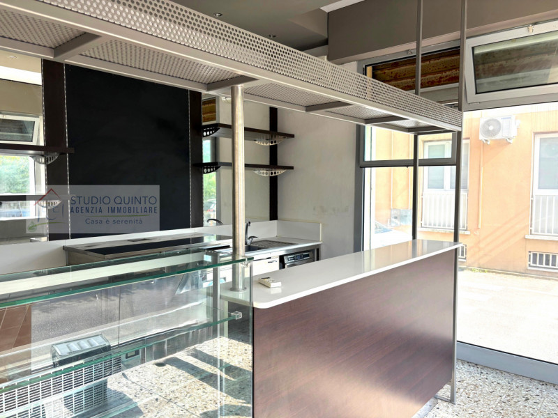 Fuori mura, a pochi minuti dal centro, proponiamo un locale commerciale adibito a bar, della supe...