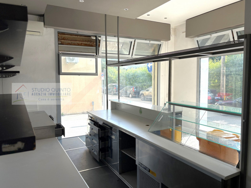 Fuori mura, a pochi minuti dal centro, proponiamo un locale commerciale adibito a bar, della supe...