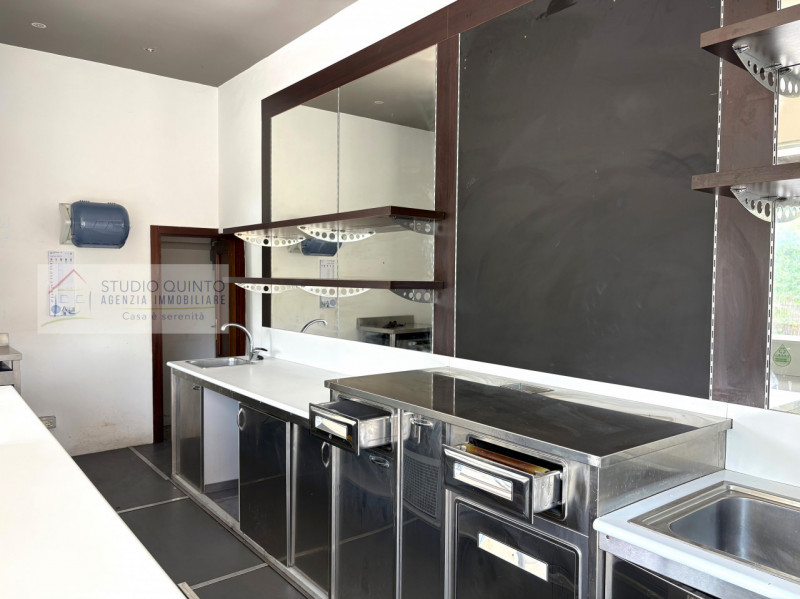 Fuori mura, a pochi minuti dal centro, proponiamo un locale commerciale adibito a bar, della supe...