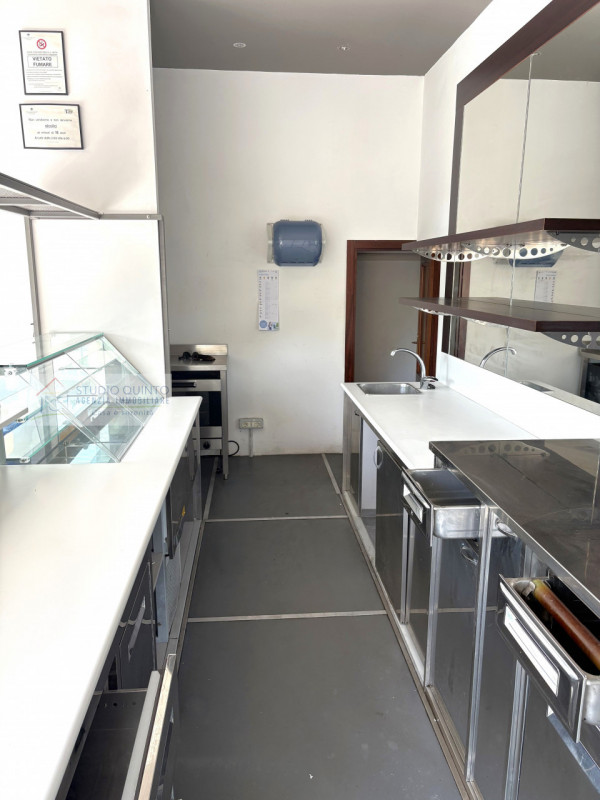 Fuori mura, a pochi minuti dal centro, proponiamo un locale commerciale adibito a bar, della supe...