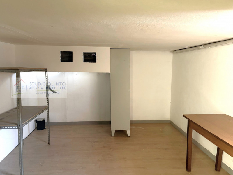 Fuori mura, a pochi minuti dal centro, proponiamo un locale commerciale adibito a bar, della supe...