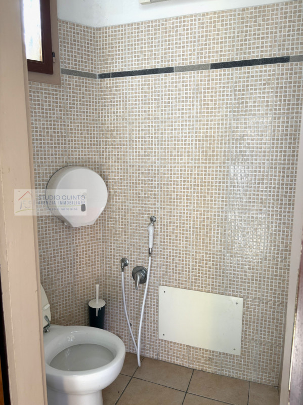 Fuori mura, a pochi minuti dal centro, proponiamo un locale commerciale adibito a bar, della supe...