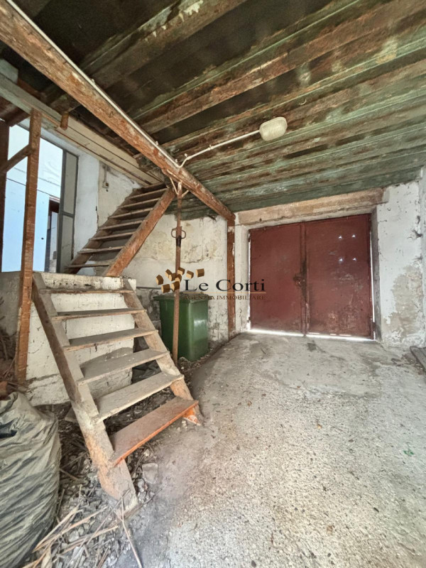 Nell'immediata vicinanza al centro di Lonigo, proponiamo in vendita un elegante palazzetto risale...