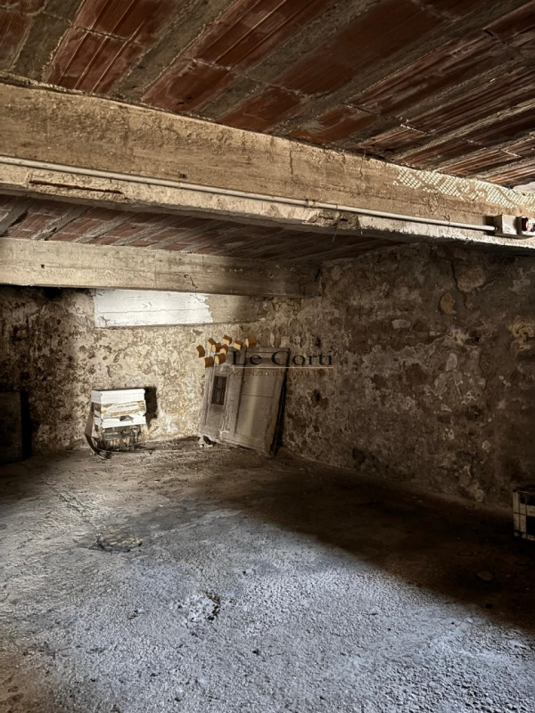 Nell'immediata vicinanza al centro di Lonigo, proponiamo in vendita un elegante palazzetto risale...