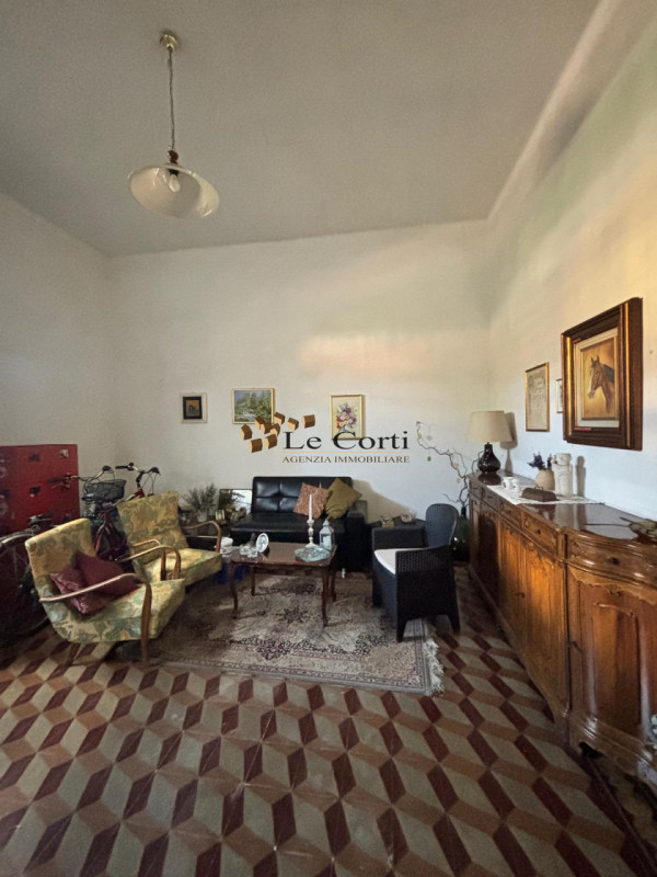 Nell'immediata vicinanza al centro di Lonigo, proponiamo in vendita un elegante palazzetto risale...