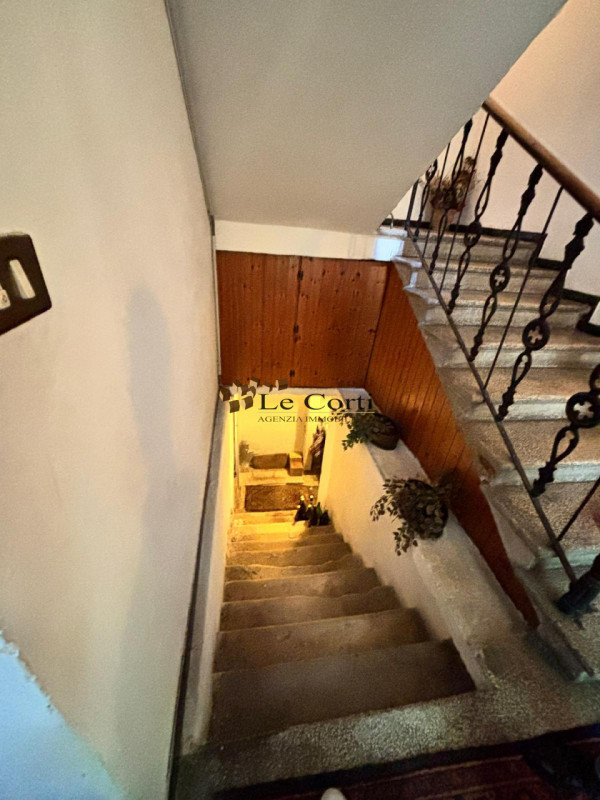 Nell'immediata vicinanza al centro di Lonigo, proponiamo in vendita un elegante palazzetto risale...
