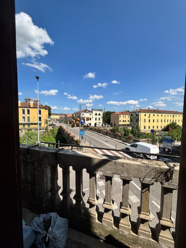 Nell'immediata vicinanza al centro di Lonigo, proponiamo in vendita un elegante palazzetto risale...