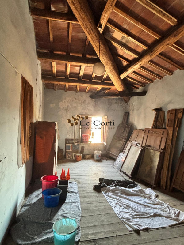 Nell'immediata vicinanza al centro di Lonigo, proponiamo in vendita un elegante palazzetto risale...