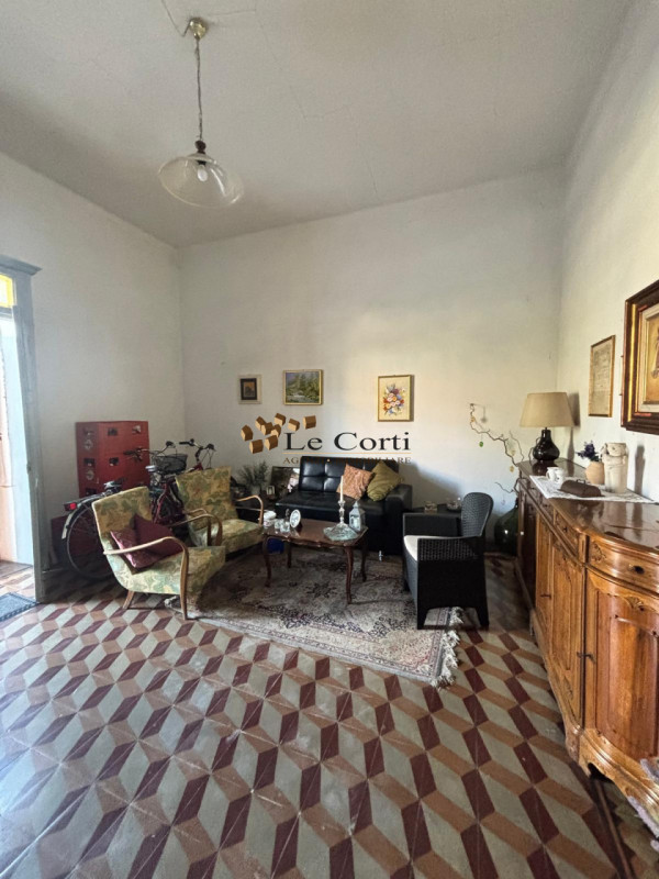 Nell'immediata vicinanza al centro di Lonigo, proponiamo in vendita un elegante palazzetto risale...