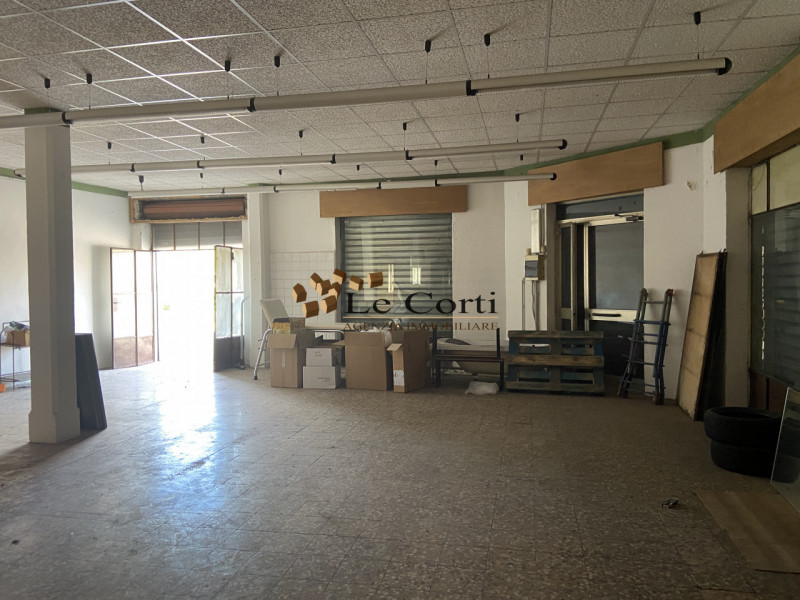 Nell'immediata vicinanza al centro di Lonigo, proponiamo in vendita un elegante palazzetto risale...