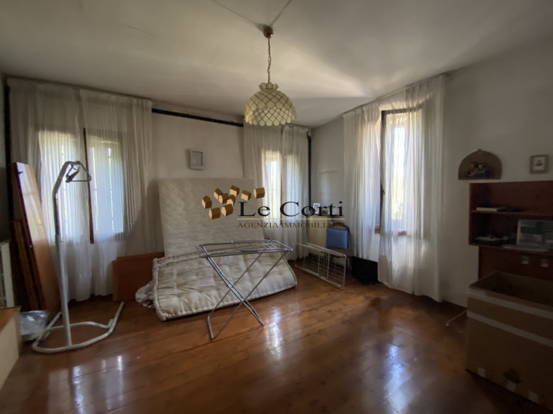 Nell'immediata vicinanza al centro di Lonigo, proponiamo in vendita un elegante palazzetto risale...