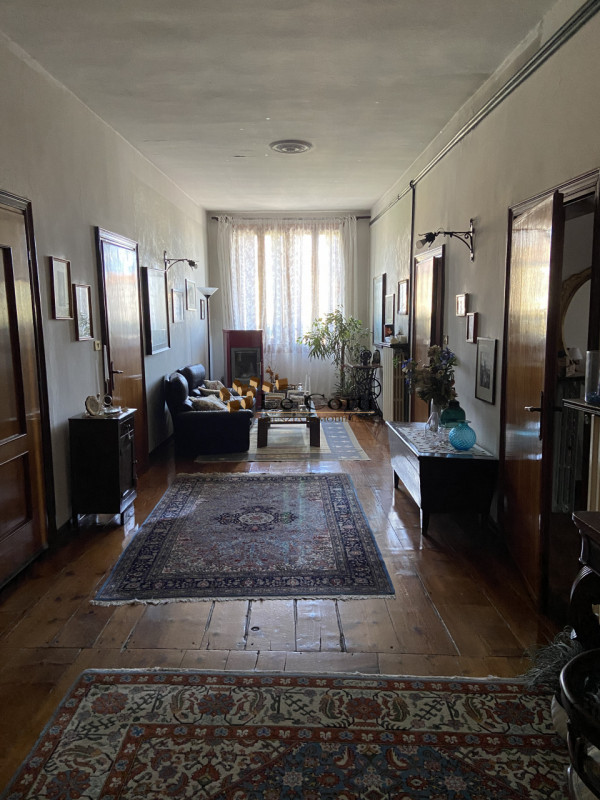 Nell'immediata vicinanza al centro di Lonigo, proponiamo in vendita un elegante palazzetto risale...