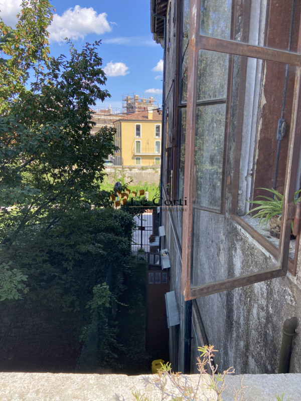 Nell'immediata vicinanza al centro di Lonigo, proponiamo in vendita un elegante palazzetto risale...