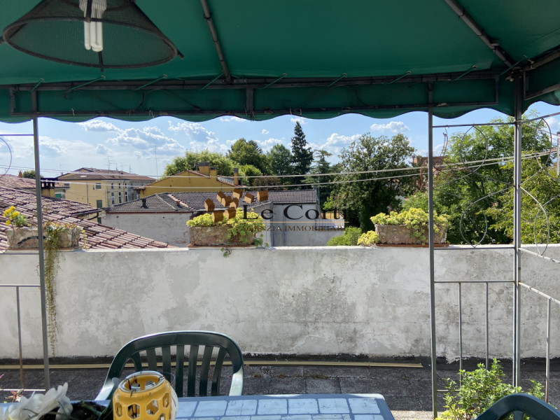 Nell'immediata vicinanza al centro di Lonigo, proponiamo in vendita un elegante palazzetto risale...