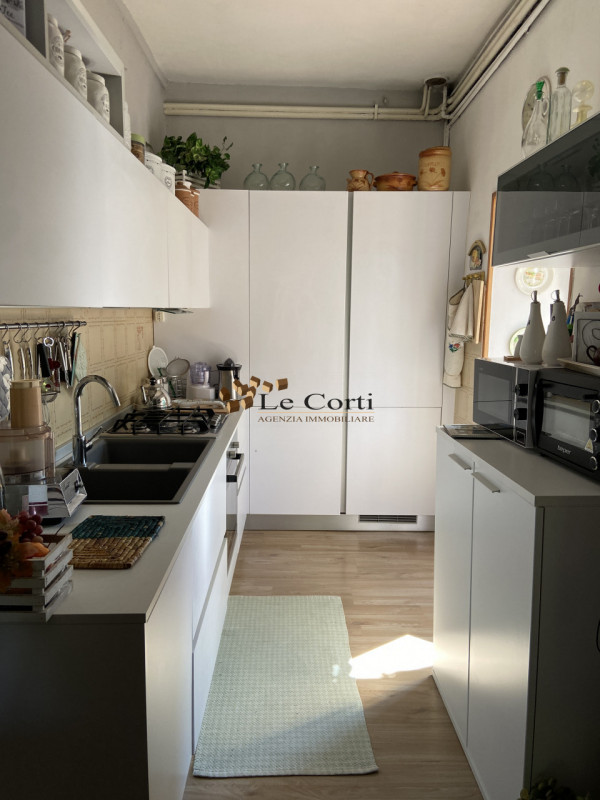 Nell'immediata vicinanza al centro di Lonigo, proponiamo in vendita un elegante palazzetto risale...