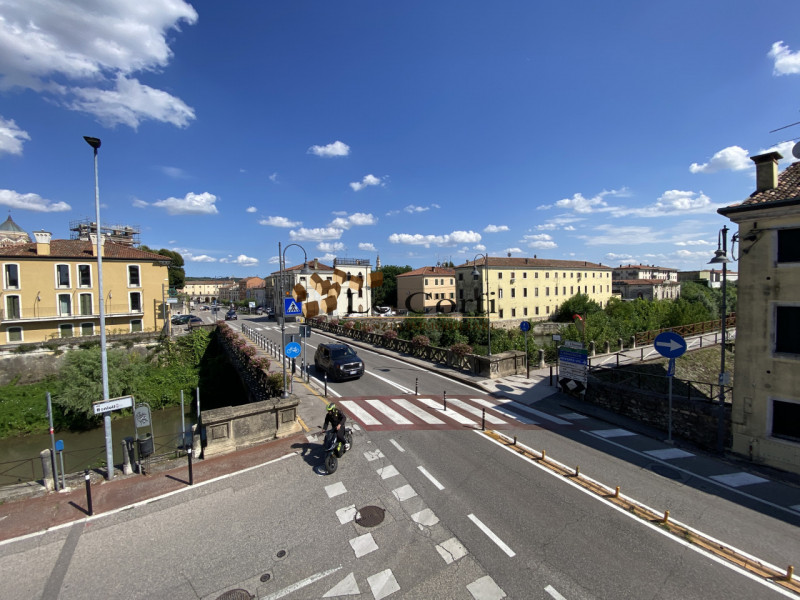 Nell'immediata vicinanza al centro di Lonigo, proponiamo in vendita un elegante palazzetto risale...