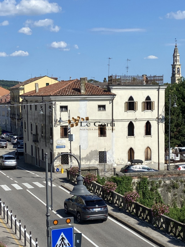 Nell'immediata vicinanza al centro di Lonigo, proponiamo in vendita un elegante palazzetto risale...