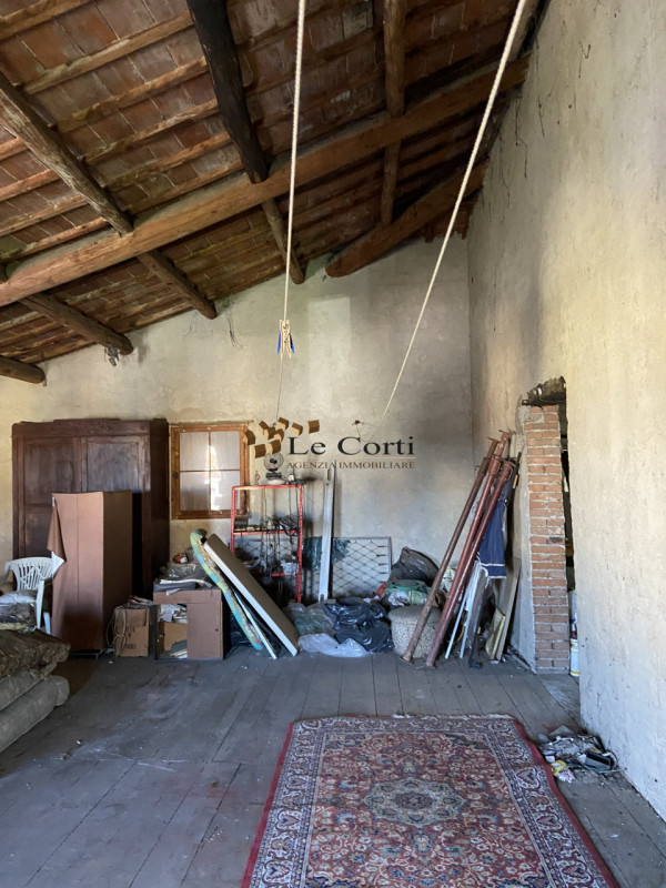 Nell'immediata vicinanza al centro di Lonigo, proponiamo in vendita un elegante palazzetto risale...