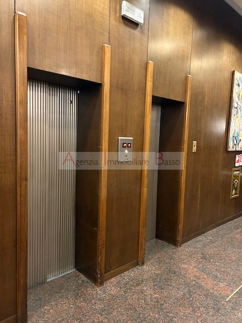 In VENDITA a Padova, in una posizione strategica e ben servita, proponiamo un ampio ufficio situa...