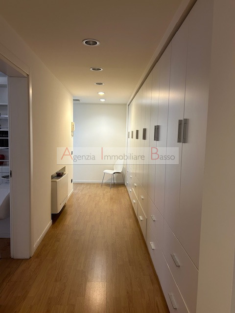 In VENDITA a Padova, in una posizione strategica e ben servita, proponiamo un ampio ufficio situa...