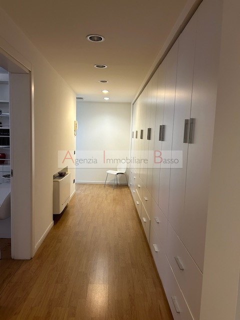 In VENDITA a Padova, in una posizione strategica e ben servita, proponiamo un ampio ufficio situa...