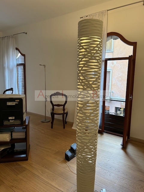 In VENDITA a Padova, in una posizione strategica e ben servita, proponiamo un ampio ufficio situa...