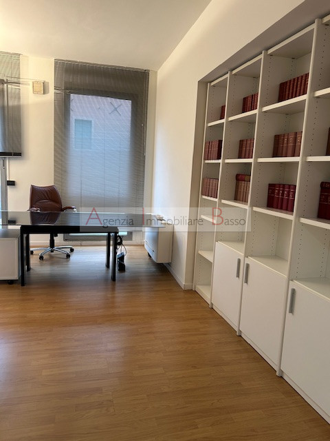 In VENDITA a Padova, in una posizione strategica e ben servita, proponiamo un ampio ufficio situa...