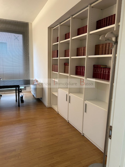 In VENDITA a Padova, in una posizione strategica e ben servita, proponiamo un ampio ufficio situa...