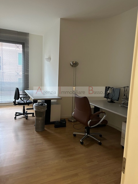 In VENDITA a Padova, in una posizione strategica e ben servita, proponiamo un ampio ufficio situa...