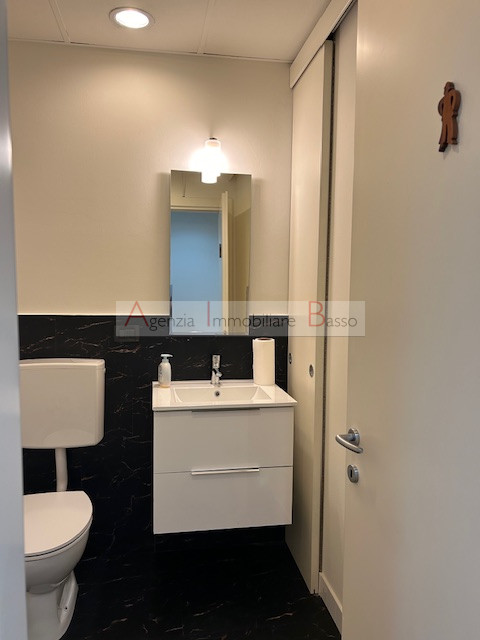 In VENDITA a Padova, in una posizione strategica e ben servita, proponiamo un ampio ufficio situa...