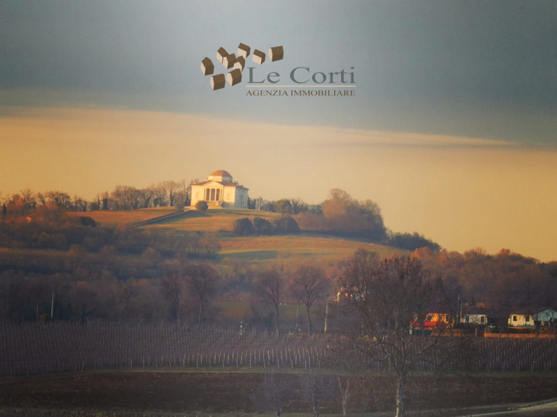 Nel cuore di Lonigo, proponiamo in vendita una straordinaria casa singola di ben 660 mq, situata ...