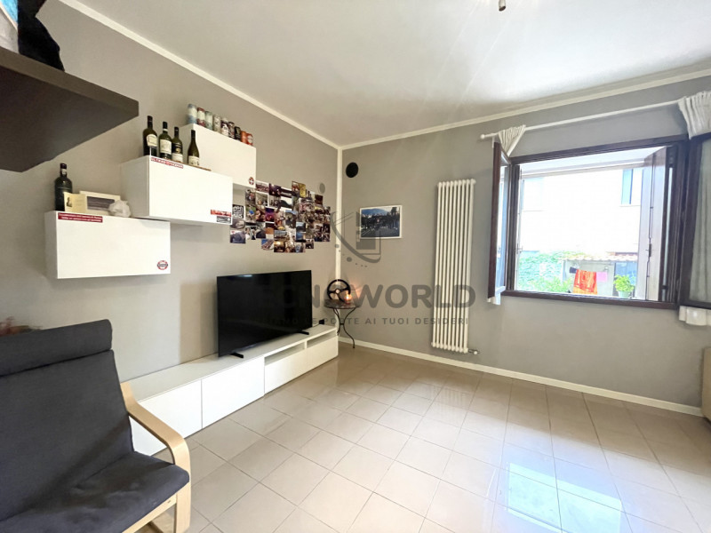 Scopri questo grazioso appartamento trilocale situato al primo piano rialzato nel cuore di Malo, ...