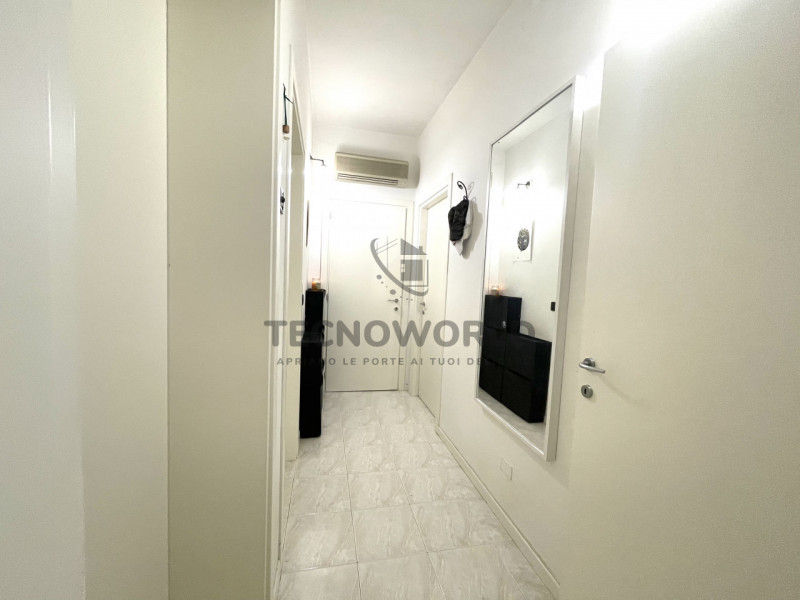 Scopri questo grazioso appartamento trilocale situato al primo piano rialzato nel cuore di Malo, ...