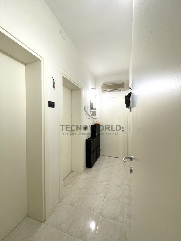 Scopri questo grazioso appartamento trilocale situato al primo piano rialzato nel cuore di Malo, ...