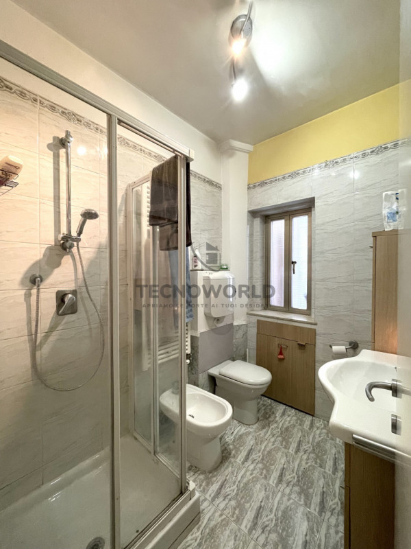 Scopri questo grazioso appartamento trilocale situato al primo piano rialzato nel cuore di Malo, ...