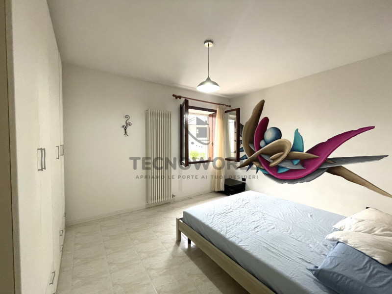 Scopri questo grazioso appartamento trilocale situato al primo piano rialzato nel cuore di Malo, ...