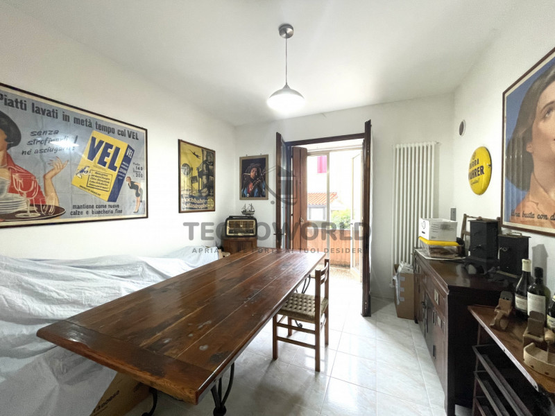 Scopri questo grazioso appartamento trilocale situato al primo piano rialzato nel cuore di Malo, ...