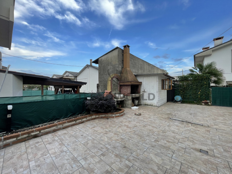 Scopri questo grazioso appartamento trilocale situato al primo piano rialzato nel cuore di Malo, ...