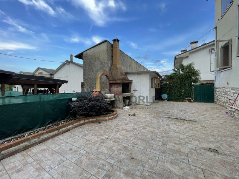 Scopri questo grazioso appartamento trilocale situato al primo piano rialzato nel cuore di Malo, ...