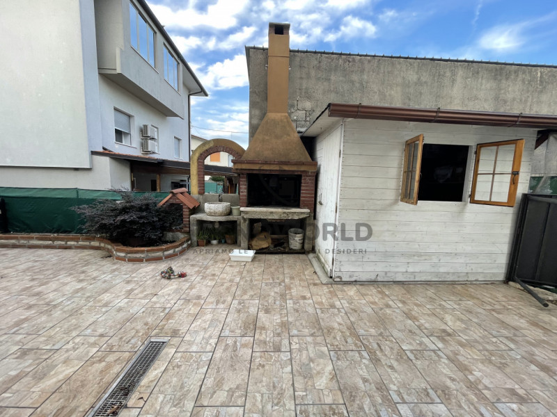 Scopri questo grazioso appartamento trilocale situato al primo piano rialzato nel cuore di Malo, ...