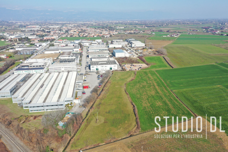 Nel cuore della zona artigianale/industriale di Povolaro (Comune di Dueville), a pochi minuti dal...