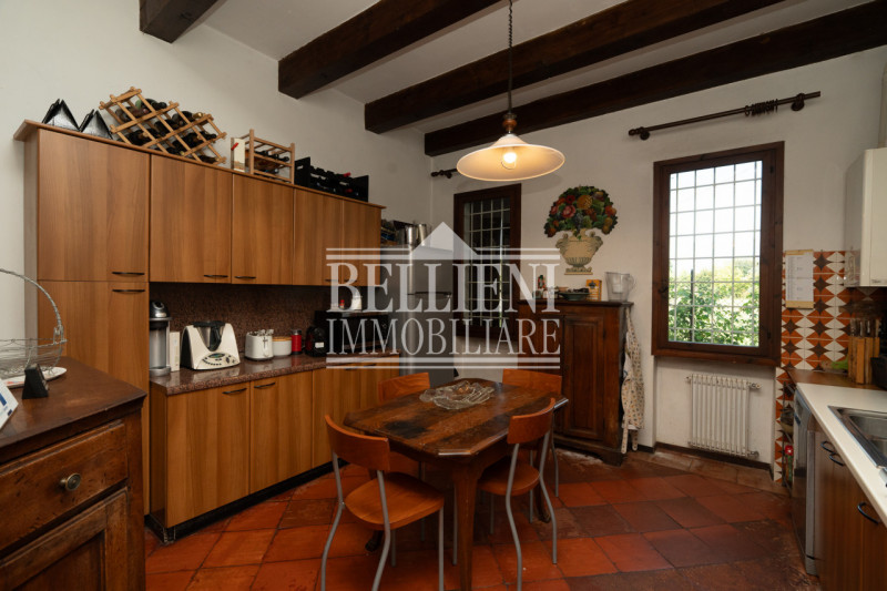 ANCONETTA- Proponiamo in vendita esclusiva villa singola di ampia metratura (circa 250 mq) costru...