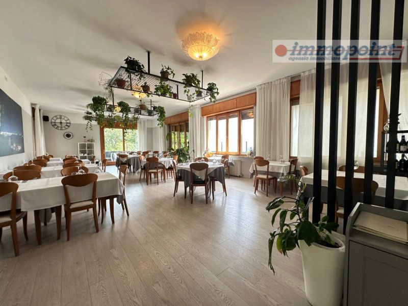 Situato a Crosara di Marostica su una strada di passaggio che conduce all'Altopiano di Asiago, sp...