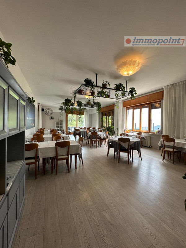 Situato a Crosara di Marostica su una strada di passaggio che conduce all'Altopiano di Asiago, sp...