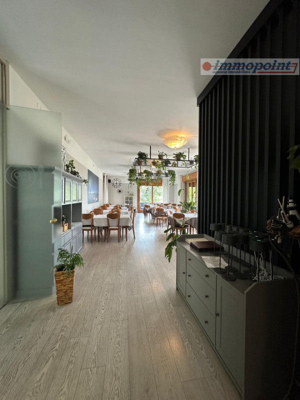 Situato a Crosara di Marostica su una strada di passaggio che conduce all'Altopiano di Asiago, sp...